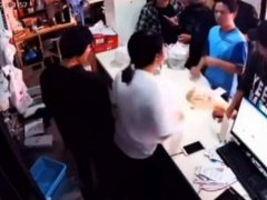 外卖员等餐崩溃砸东西遭店家殴打 外卖员因等餐长砸店