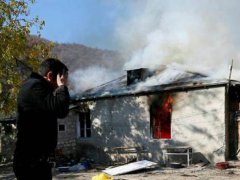 亚美尼亚人紧急撤离并含泪烧房子 亚美尼亚人烧房子