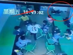 幼师摔打男童致伤谎称被门挤 幼师摔打男童致伤