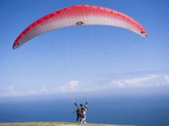 78岁老人第一次玩滑翔伞淡定自拍 第一次玩滑翔伞注意事项