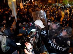 美国费城警察枪杀黑人引抗议 美国警察为什么那么暴力