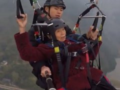 78岁老人第一次玩滑翔伞淡定自拍 滑翔伞什么人不适合