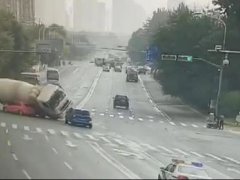 济南水泥罐车侧翻压扁轿车 济南水泥罐车侧翻致2人身亡