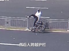 大爷坐轮椅横穿马路翻护栏 横穿马路被撞死责任