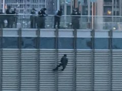 美国一男子吊在特朗普大厦16楼外 亚洲男子威胁要割断绳索