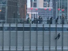 美国男子吊在特朗普大厦16楼外 美国男子称见不到特朗普就自杀