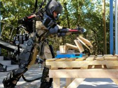 兵哥穿机械外骨骼搬运报废武器 兵哥穿机械搬武器