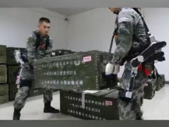 兵哥穿机械外骨骼搬运报废武器 机械外骨骼辅助搬运