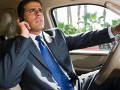 英国将全面禁止开车用手机 英国将禁开车用手机