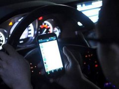 英国将全面禁止开车用手机 英国开车玩手机将罚款200英镑