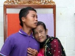 印尼19岁少夫软禁74岁妻子防出轨 印尼19岁少年恋上74岁老妇