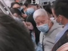 白发大爷怒斥男子地铁上不让座 老年人强制让年轻人让座