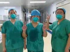 新疆防疫人员脱下防护服倒出汗水 新疆新增疫情最新消息