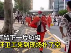 武汉考场外家长散去没留一片垃圾