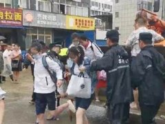 湖北黄梅近500考生坐推土机赶考 湖北黄梅近500名考生因暴雨被困