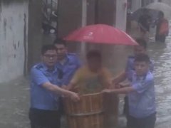 高考生坐澡盆被民警护送进考场 暴雨湖北黄梅考生被困