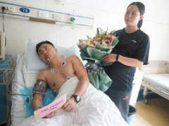 不会游泳的法警救起6名溺水者 贵州公交坠湖事故已致21死