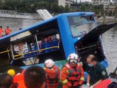 贵州公交坠湖已致2人死亡 安顺公交车坠湖事故已救出18人