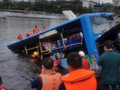 贵州公交坠湖已致2人死亡 贵州冲进水库大巴内有高考学生
