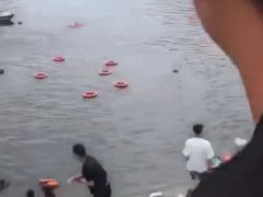 安顺公交坠湖事故已救出18人 贵州安顺公交坠湖已有学生被救