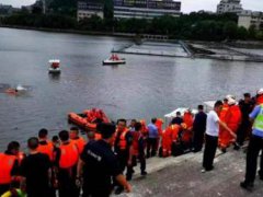 贵州冲进水库大巴内有高考学生 贵州一载有学生大巴车冲进水库