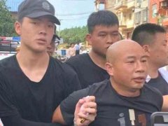 警方慰问入室杀人案受害者家属 江西杀3人嫌犯曾春亮落网