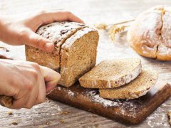 全麦面包是碳水化合物吗 全麦面包是粗粮吗