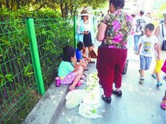 小孩摆地摊卖什么好 小孩摆地摊卖什么赚钱