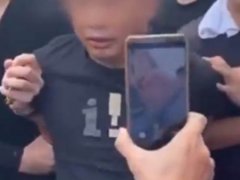 曾春亮落网现场：带尖刀锤子骑摩托车冲卡被抓 曾春亮被抓现场视频