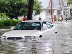 暴雨天汽车进水会怎样 暴雨天汽车进水怎么处理