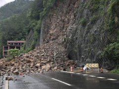 四川宜宾山体塌方砸中3车 四川宜宾发生山体塌方