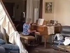 黎巴嫩奶奶在破损房间中弹钢琴 黎巴嫩奶奶弹钢琴