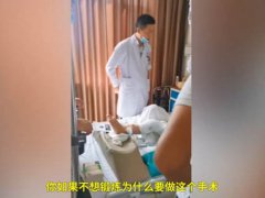 女孩复健怕疼医生先发飙后鼓励 医生为督促女孩康复训练将其训哭