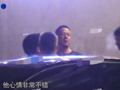 杨坤带两位美女回酒店 杨坤深夜与两美女牵手搂抱