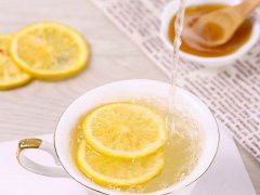 柠檬水的功效与作用 柠檬水有什么作用与功效 喝柠檬水有什么功效