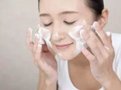 油性皮肤夏天可以用冷水洗脸吗 油性皮肤夏天应该用冷水还是用