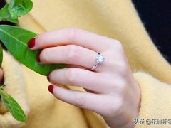 订婚戒指带哪个手指？(订婚后钻戒应该戴在哪个手指？)