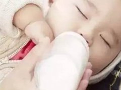 宝宝腹泻可以喝奶粉吗(宝拉肚还能喝奶粉吗？)