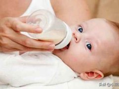 新生儿吐奶怎么回事(新生儿宝宝吐奶的原因是什么？)