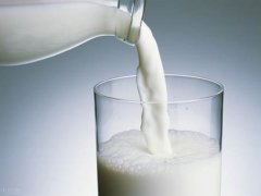 全脂牛奶和脱脂牛奶的区别(牛奶选全脂还是脱脂？)