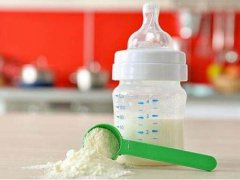 宝宝不吸奶瓶怎么办(宝宝拒绝用奶瓶该怎么办？)