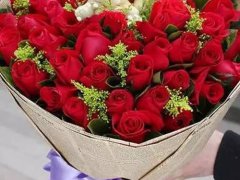 33朵玫瑰代表什么呢(33朵玫瑰花语)