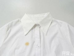 衣服上的油渍怎么洗掉？(衣服上的油渍怎么洗)