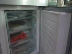 冰箱冷藏室结霜(冰箱结冰结霜怎么办？)