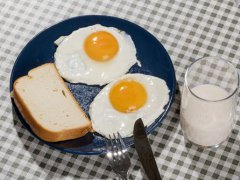 不吃早餐的12大危害(长期不吃早餐会怎样？)