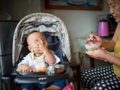 宝宝什么时候添加辅食(孩子几个月可以吃辅食)