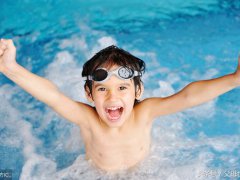 孩子学游泳(孩子几岁开始学游泳合适？)
