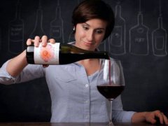 倒红酒的方法(喝红酒时如何倒酒才正确？)