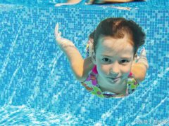 儿童学游泳(儿童学游泳的好处详细分析)