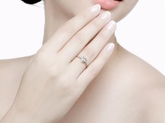 女生戴戒指的含义？(女生戴戒指的含义是什么？)